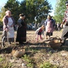 Przy kopaniu i zbieraniu ziemniaków chętnie pomagały dzieci