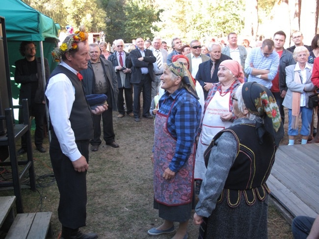 Na polu i na scenie podczas „Festiwalu ziemniaka” w Muzeum Wsi Radomskiej