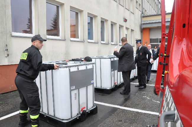 Pojemniki na wodę pitną dla gmin dotkniętych suszą