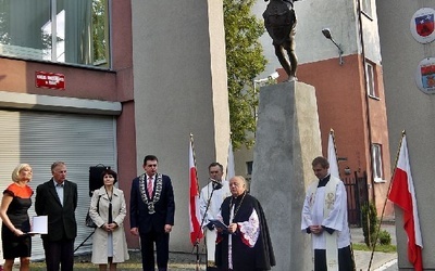 Przed płońskim ratuszem poświęcono pomnik św. Michała