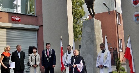 Przed płońskim ratuszem poświęcono pomnik św. Michała