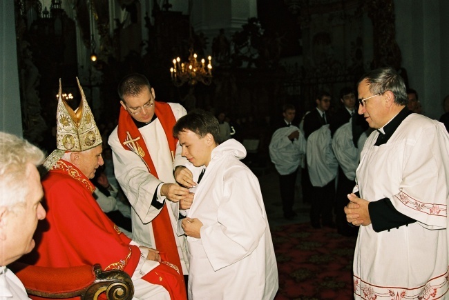 Benedykt XVI pierwszy raz przeżył uroczystość poświęcenia i nałożenia tunik