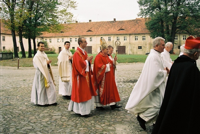 Benedykt XVI pierwszy raz przeżył uroczystość poświęcenia i nałożenia tunik
