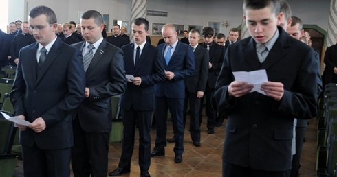 Zanim nowi studenci otrzymali indeksy, złożyli uroczyste ślubowanie