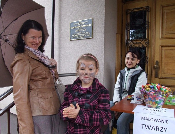 Malowanie twarzy było jedną z atrakcji festynu 