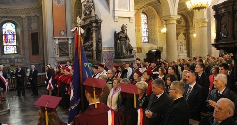 W Mszy św. uczestniczyły senaty oraz poczty sztandarowe uczelni wyższych diecezji płockiej