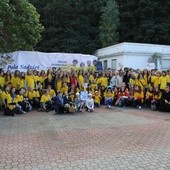 Wolontariusze szkolnych kół Caritas, biorący udział w akcji "Pola Nadziei"