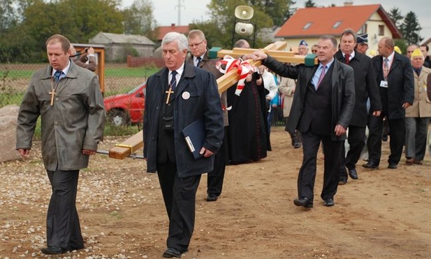 Krzyż pątniczy został postawiony w Płockim Parku Pamięci