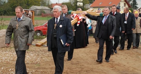 Krzyż pątniczy został postawiony w Płockim Parku Pamięci