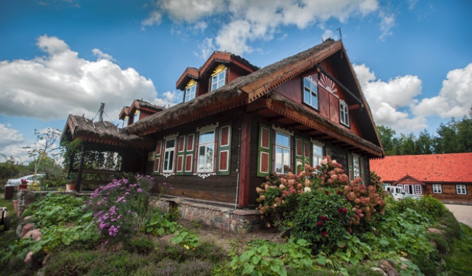  W ziołowym zakątku swoje miejsce mają nie tylko zioła, ale i stare domy, które sprowadzane są tutaj z całego Podlasia  