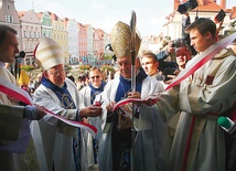 Abp Józef Kowalczyk, prymas Polski, wraz z ordynariuszem diecezji legnickiej bp. Stefanem Cichym, symbolicznie odsłonili herb papieski, który odtąd będzie zdobił wejście do bazyliki