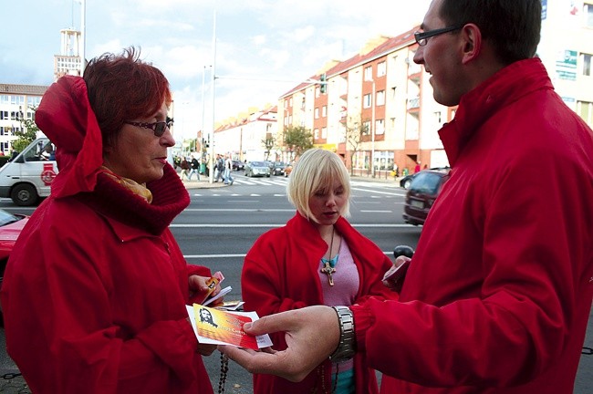  Można było ich spotkać na najbardziej ruchliwych ulicach Koszalina. Modlili się i rozdawali „wizytówki” Jezusa