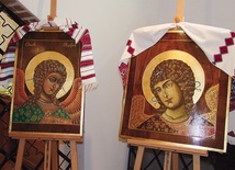  Święte obrazy autorstwa Andrzeja Binkowskiego, z których część została przybrana, zgodnie z tradycją, wyszywanymi haftem krzyżykowym ręcznikami