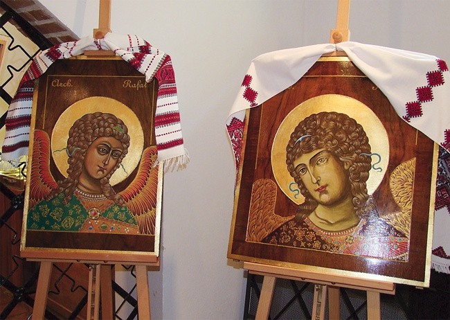  Święte obrazy autorstwa Andrzeja Binkowskiego, z których część została przybrana, zgodnie z tradycją, wyszywanymi haftem krzyżykowym ręcznikami