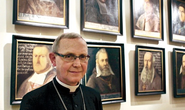 Bp Piotr Libera prosi o modlitwę w intencji Kościoła diecezjalnego i rozpoczynającego się synodu