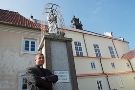  Nowa elewacja sanktuarium na razie kontrastuje z budynkiem klasztornym.  Rektor ks. Bogdan Pawłowski chce stworzyć tu część hotelową dla grup rekolekcyjnych i pojedynczych osób, które szukają wyciszenia i odpoczynku