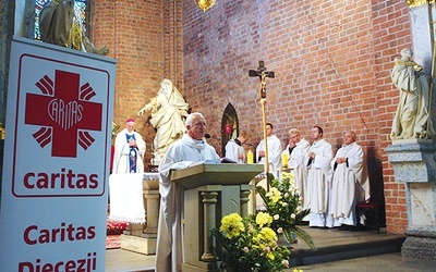 Ksiądz Rudolf Badura, dyrektor Caritas Diecezji Gliwickiej,  podczas Eucharystii dla pielgrzymów