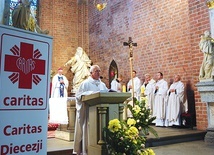 Ksiądz Rudolf Badura, dyrektor Caritas Diecezji Gliwickiej,  podczas Eucharystii dla pielgrzymów