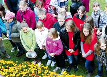 Dzieci i młodzi ludzie z archidiecezji warmińskiej rozpoczęli akcję sadzenia żonkili