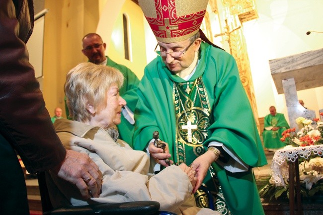 Po Mszy św. w kościele pw. Najświętszego Zbawiciela bp S. Regmunt wręczył statuetki. Na zdjęciu Lidia Matuszewska z Gorzowa Wlkp. 