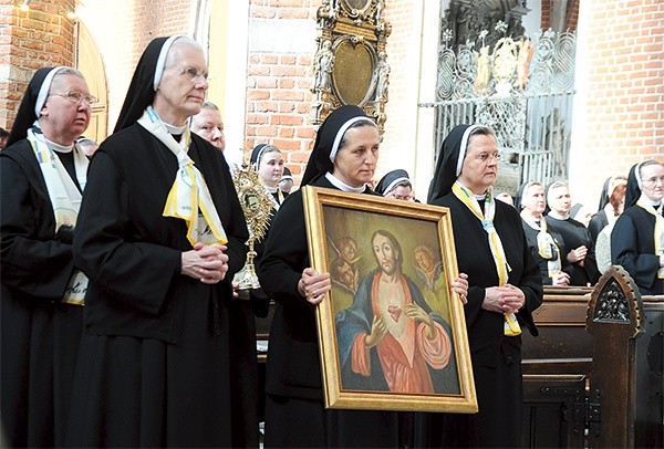 – Na przestrzeni lat Bóg błogosławił naszemu zgromadzeniu i wybierał kolejne osoby gotowe z oddaniem służyć bliźnim – mówi matka generalna Samuela Werbińska