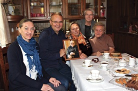  Od lewej – Elżbieta Smolnicka, dr Krzysztof Błecha, Bernadeta Dziedzic, Janina Suchonek, z tyłu Janina Kostka – najbliżsi opiekunowie Marii Krystyny w ostatnich latach jej życia