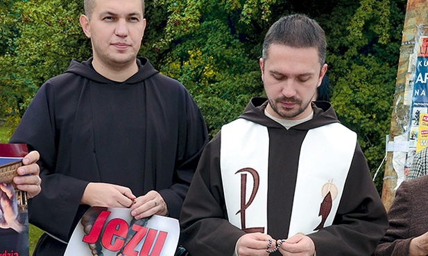 Na skrzyżowaniu obok Poczekajki modlitwę prowadzili bracia kapucyni
