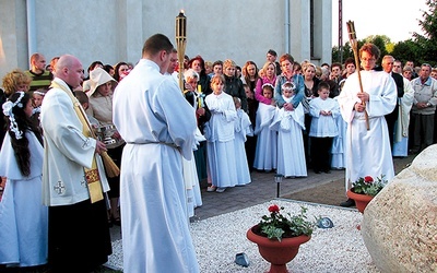 Dzieci i starsi chętnie uczestniczą w różnych wydarzeniach w parafii