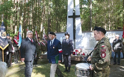 Kwiaty pod pomnikiem pod Piotrowym Polem przy dźwięku werbla złożył Rafał Nadgrodkiewicz