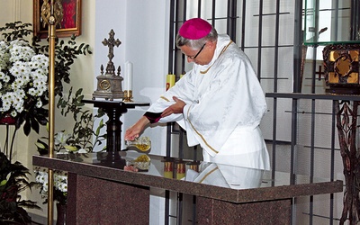  Biskup Andrzej Siemieniewski podczas obrzędu namaszczenia