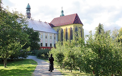  Cysterski klasztor w Trzebnicy został ufundowany w 1202 r. przez Henryka Brodatego z inspiracji św. Jadwigi. Od 1861 r. opiekują się nim siostry boromeuszki 