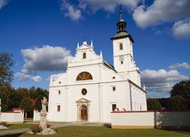 Odrestaurowana fasada pokamedulskiego kościoła