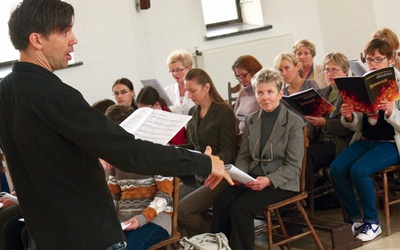 Hubert Kowalski prowadził zajęcia z chóralistyki