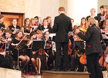  Chór  i orkiestra Ośrodka Liturgicznego podczas oazowego  Dnia Wspólnoty w katowickiej katedrze