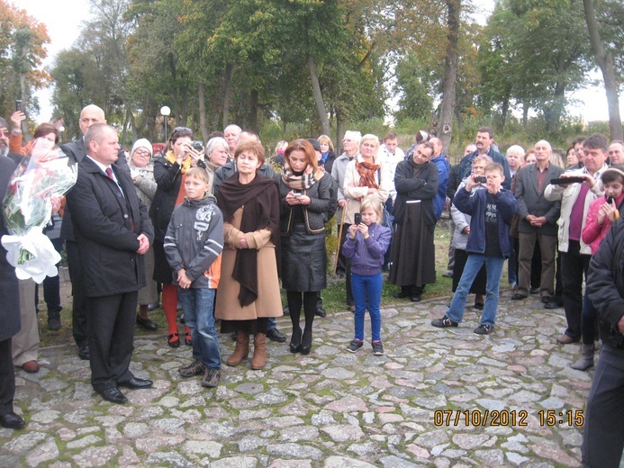 Pamiątkowa tablica w Miłakowie