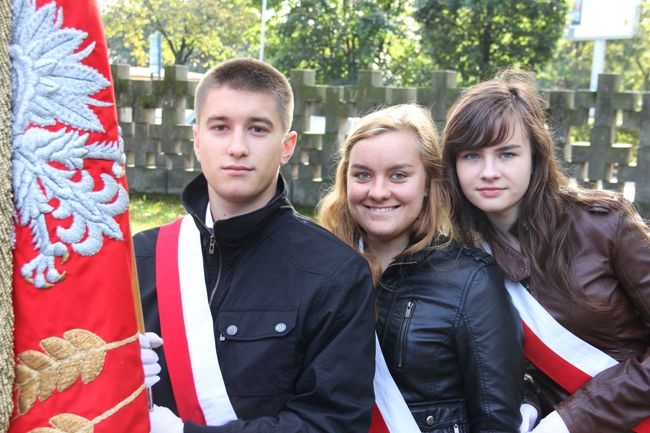 W obchodach 73. rocznicy rozstrzelania Obrońców Poczty Polskiej wzięło udział wielu młodych ludzi. Mateusz, Kamila i Sylwia przekonują, że uczestniczyli w uroczystości świadomie