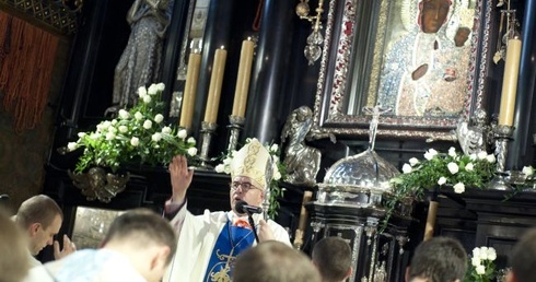 Maturzyści z archidiecezji warszawskiej modlili się na Jasnej Górze