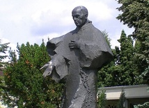Pomnik św. Maksymiliana Kolbego w Niepokalanowie