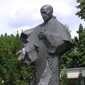 Pomnik św. Maksymiliana Kolbego w Niepokalanowie