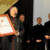 Bp Henryk Tomasik prezentuje błogosławieństwo dla radomskiej Caritas od Benedykta XVI