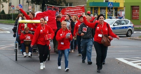 Wolontariusze i koordynatorzy "Szlachetnej Paczki" przeszli ulicami Płocka 