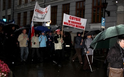 Uczestnicy marszu przeszli cieszyńskimi ulicami mimo ulewnego deszczu