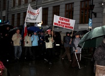 Uczestnicy marszu przeszli cieszyńskimi ulicami mimo ulewnego deszczu