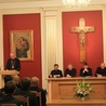 - Szanujcie swoje seminarium, uczcie się soboru, przeżywajcie głęboko Rok Wiary, módlcie się za 43. synod diecezjalny, śledźcie jego „rodzenie się”! Kochajcie swoją drogę powołania, szanujcie swoich mistrzów – mówił do kleryków bp Libera