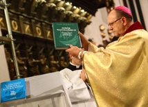 Dokumenty soborowe i katechizm pozostaną w katedrze do końca Roku Wiary