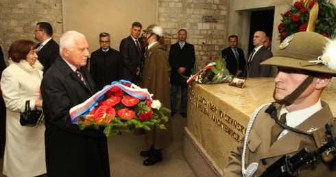 Prezydent przy grobie prezydenta