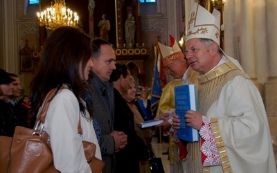 Biskupi Henryk Tomasik i Adam Odzimek wręczali przedstawicielom parafii Katechizmy Kościoła Katolickiego