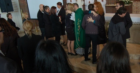 Nie trzymaj się poręczy!