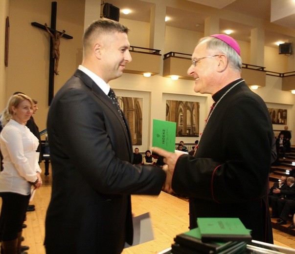 Norbert Koselski podobnie jak koledzy z roku odebrał indeks z rąk biskupa Edwarda Dajczaka