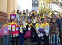 Uczniowie z PSP nr 34 czytali przed radomskim kościołem garnizonowym teksty Jana Pawła II